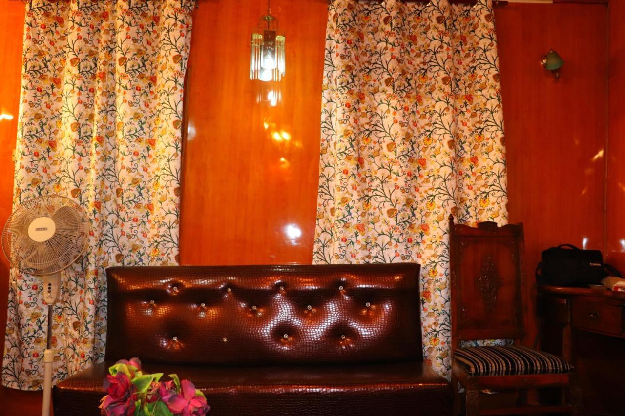 House Boat New Pala Palace Srinagar  Exterior photo
