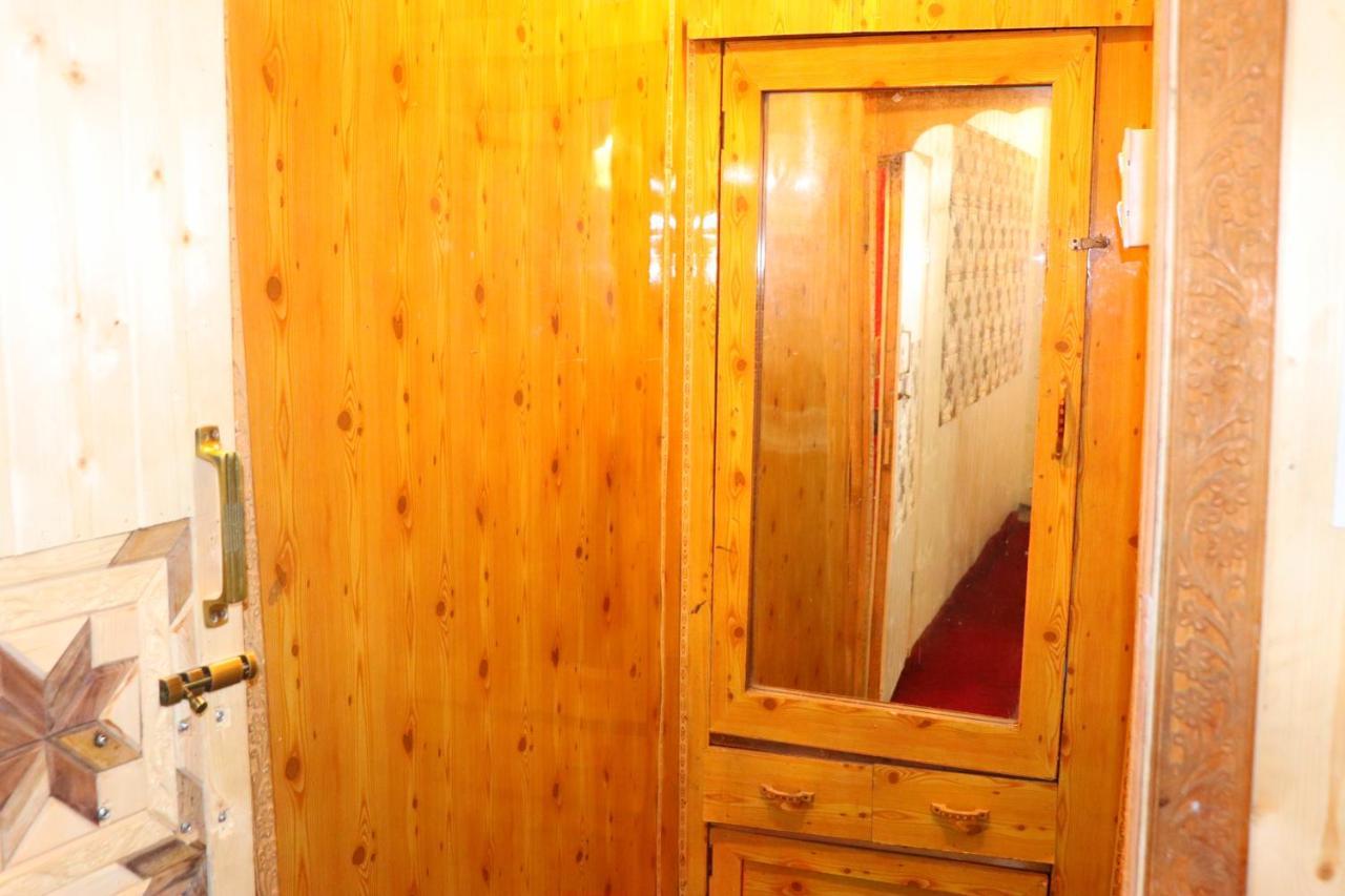 House Boat New Pala Palace Srinagar  Exterior photo