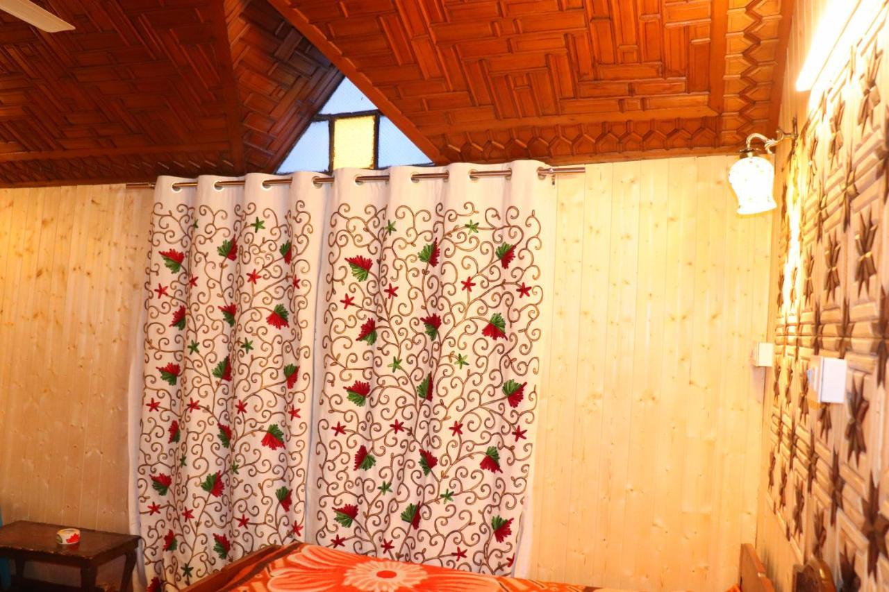 House Boat New Pala Palace Srinagar  Exterior photo