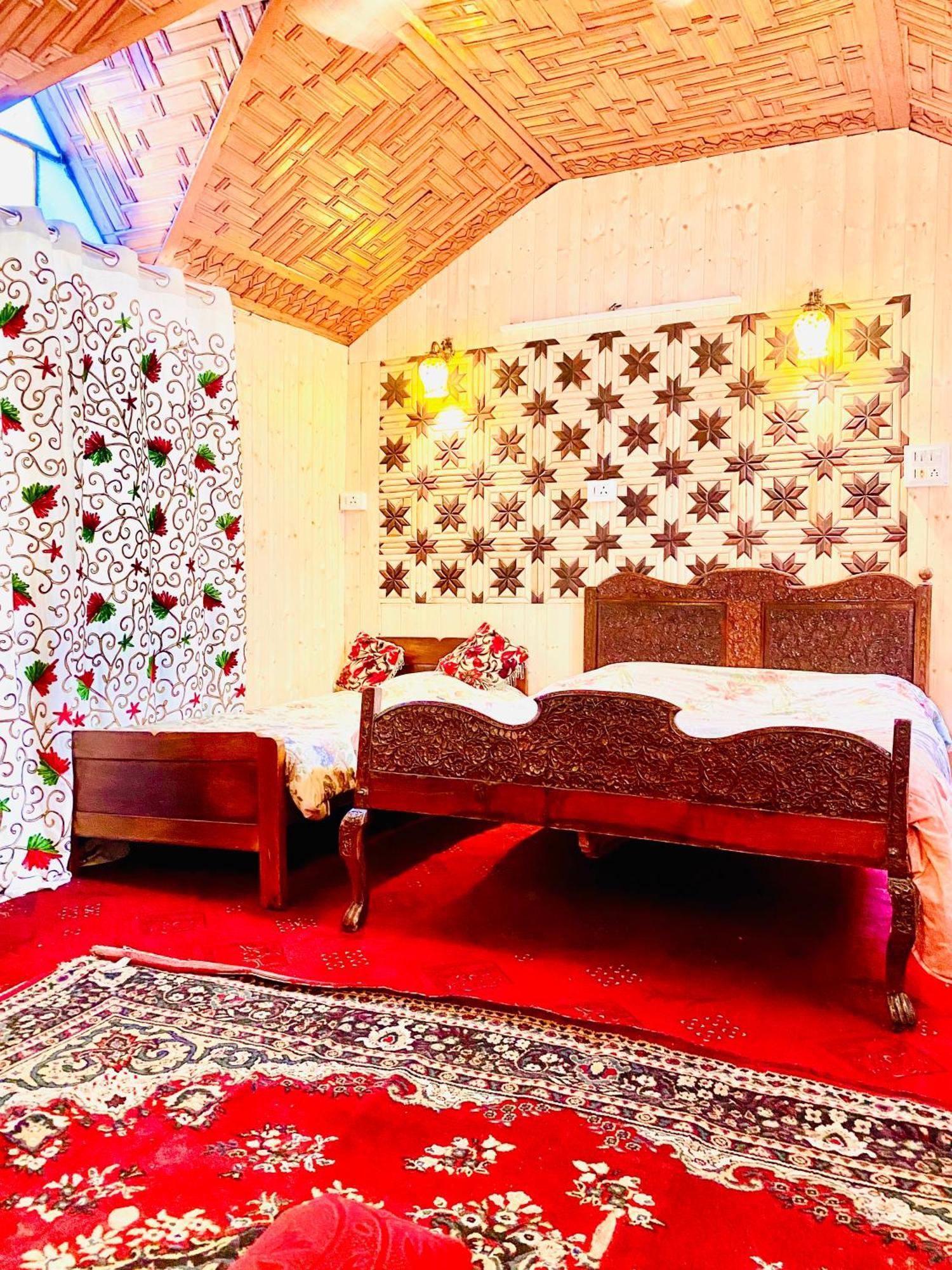 House Boat New Pala Palace Srinagar  Exterior photo